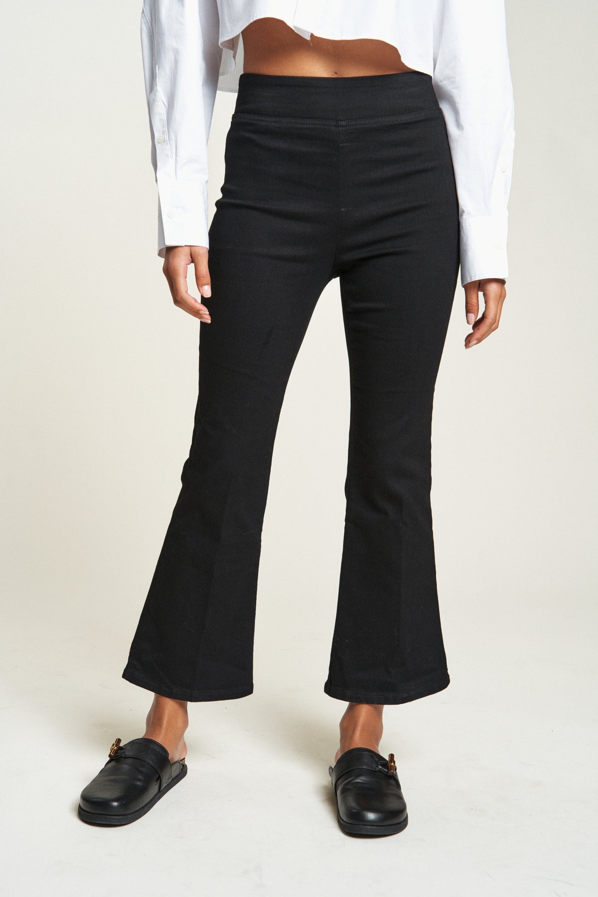 Roxbury Flare Crop - Black