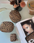 Lifestyle Image 02 Meow Airpod Max
