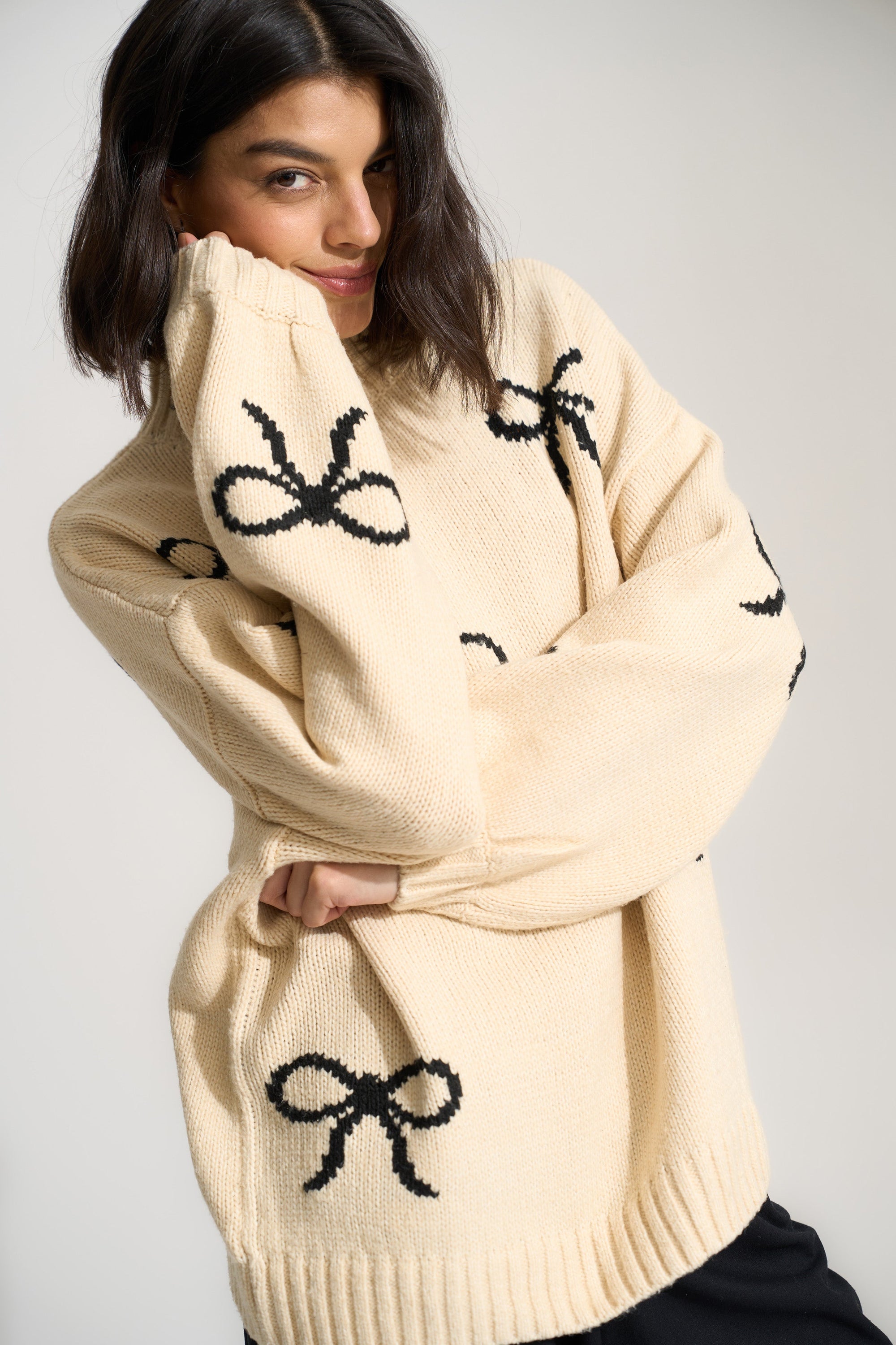 Bellamy Pullover - Creme Bow