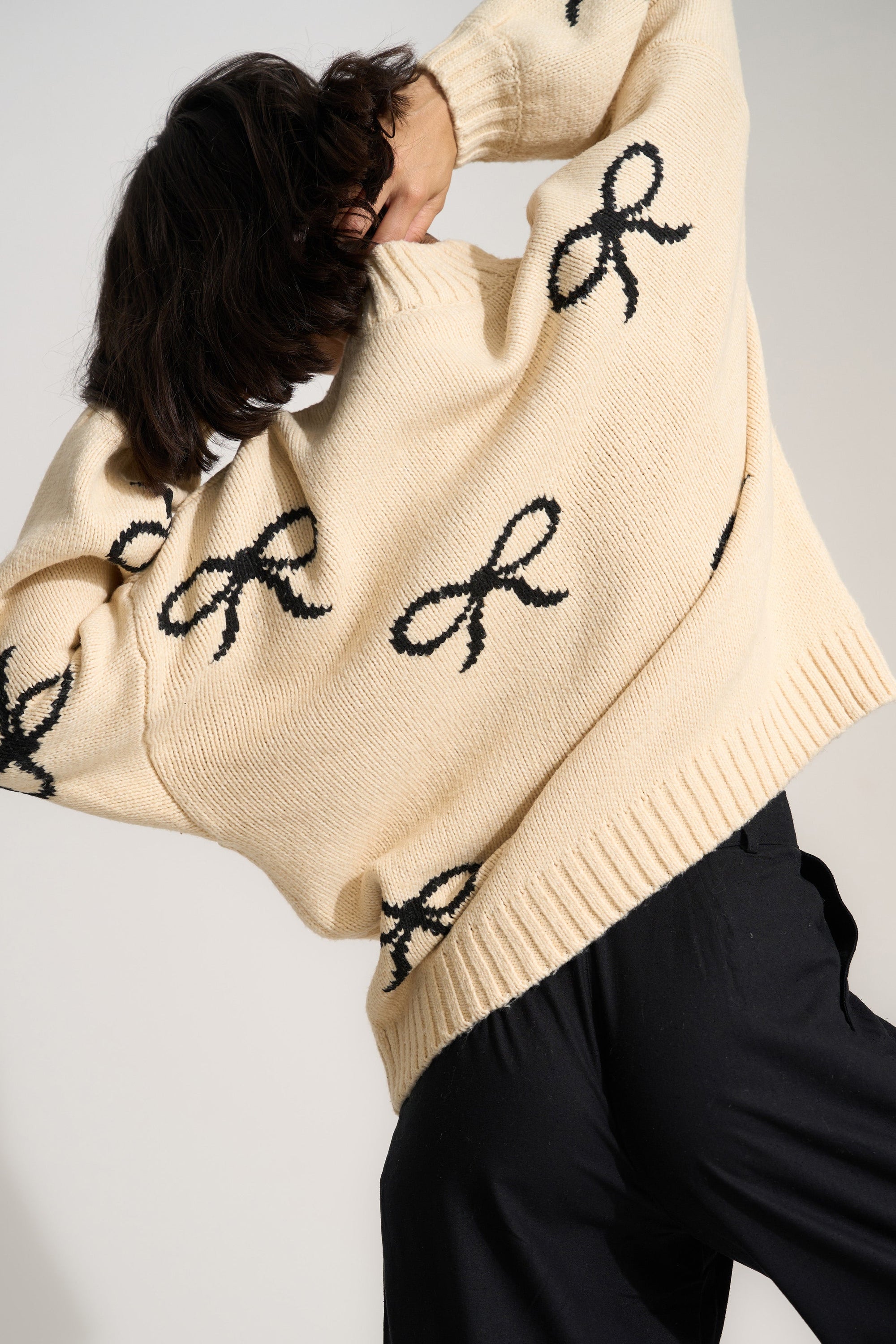 Bellamy Pullover - Creme Bow