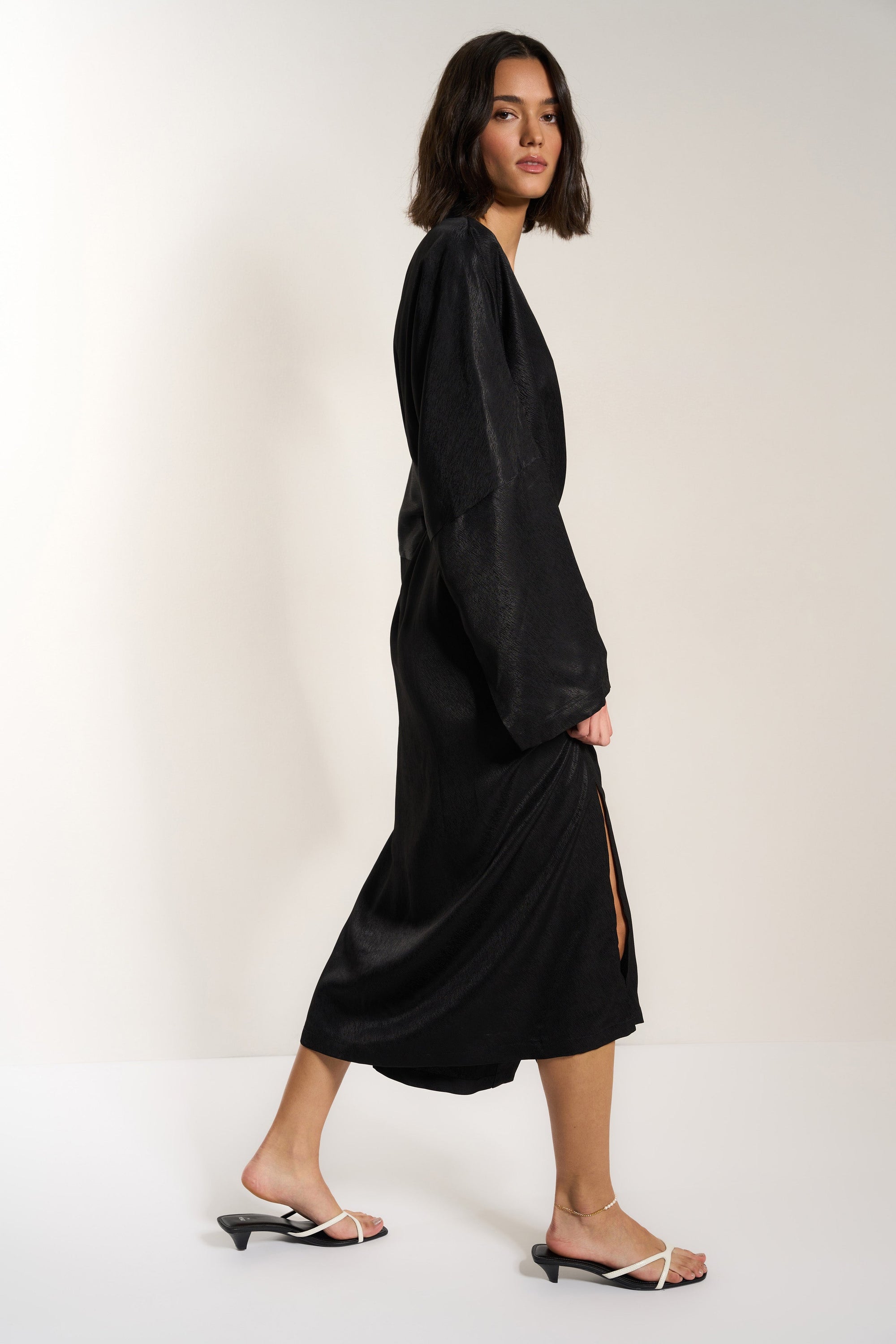 Be Idle - The Long Robe - Black -