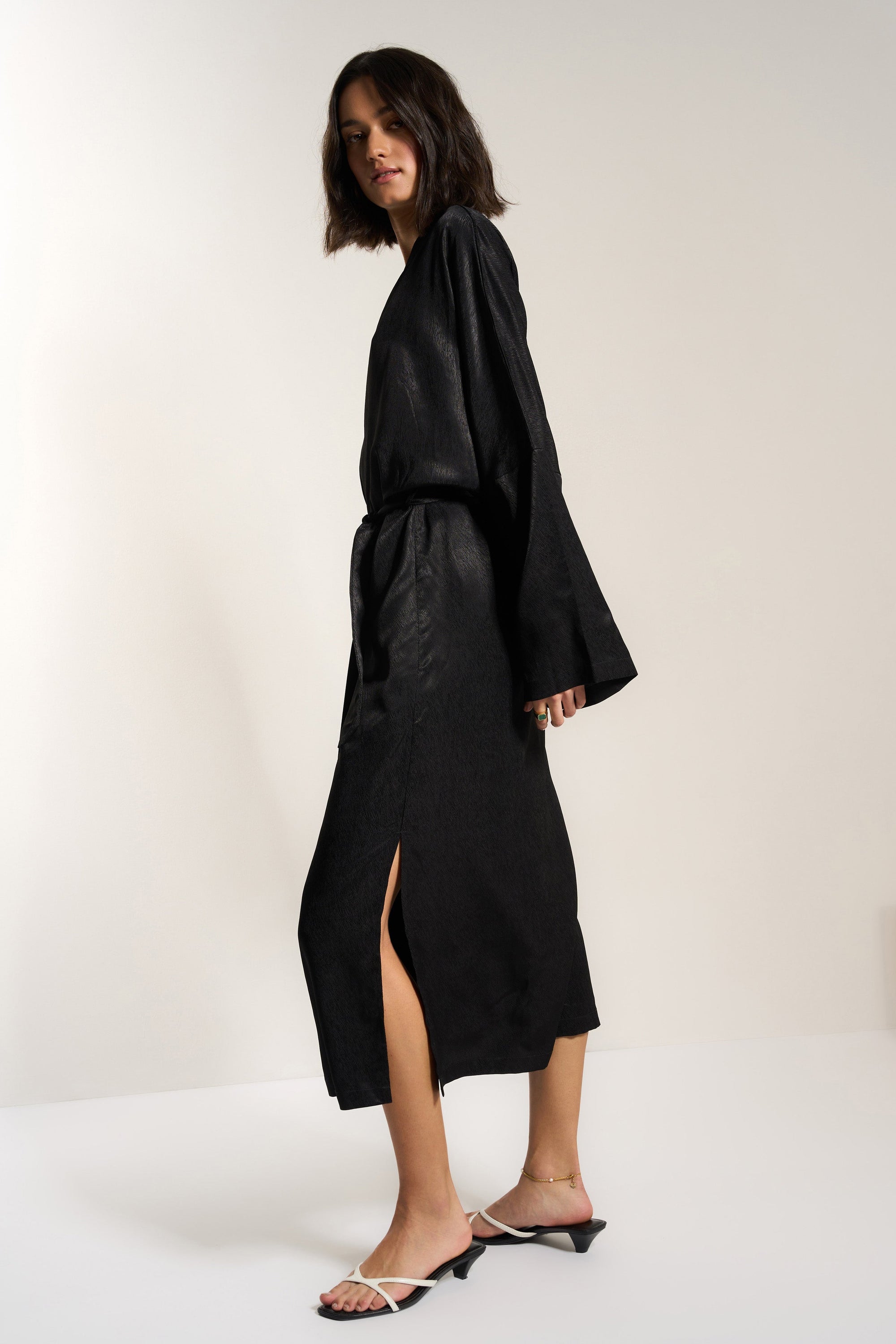 Be Idle - The Long Robe - Black -