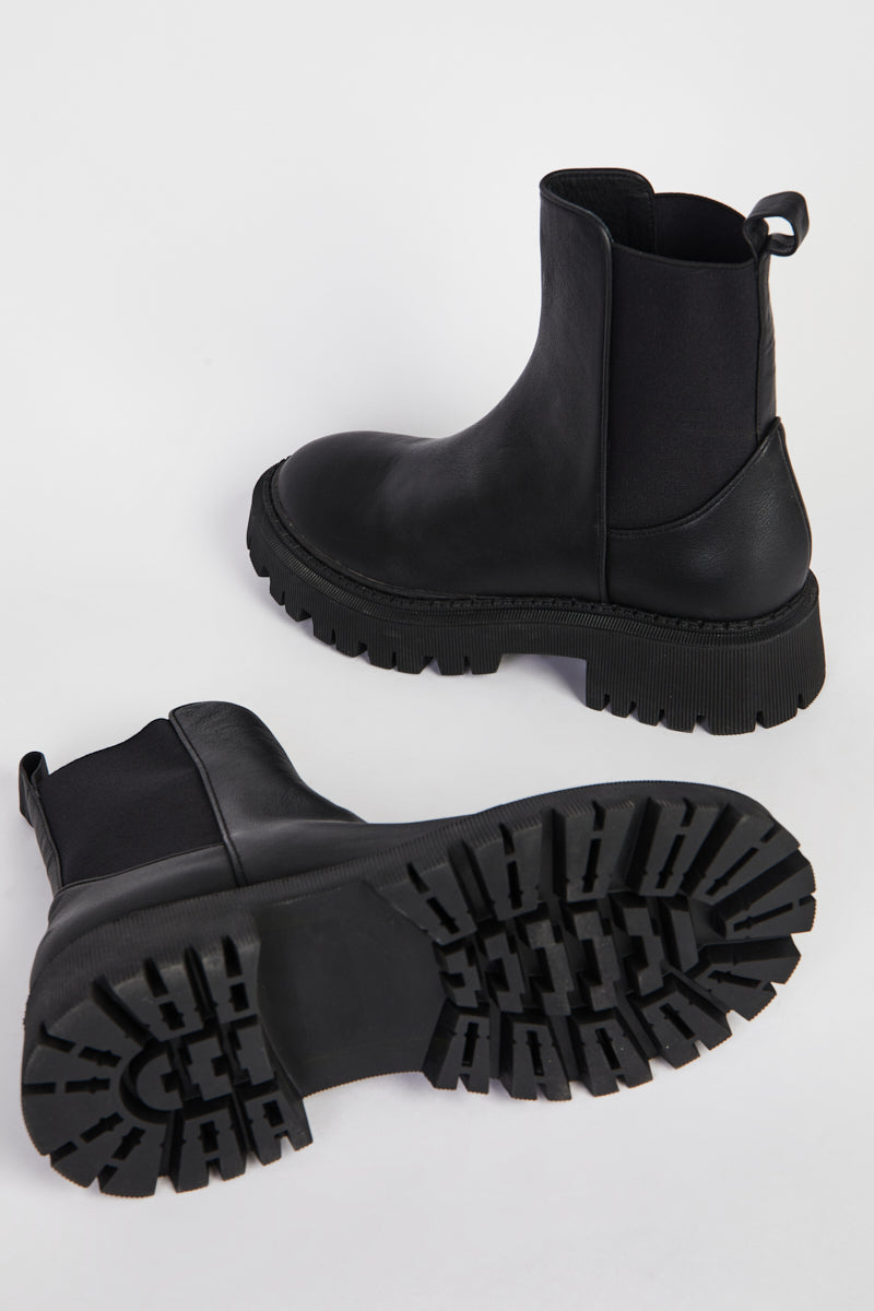 Guided Pull On Lug Sole Boot