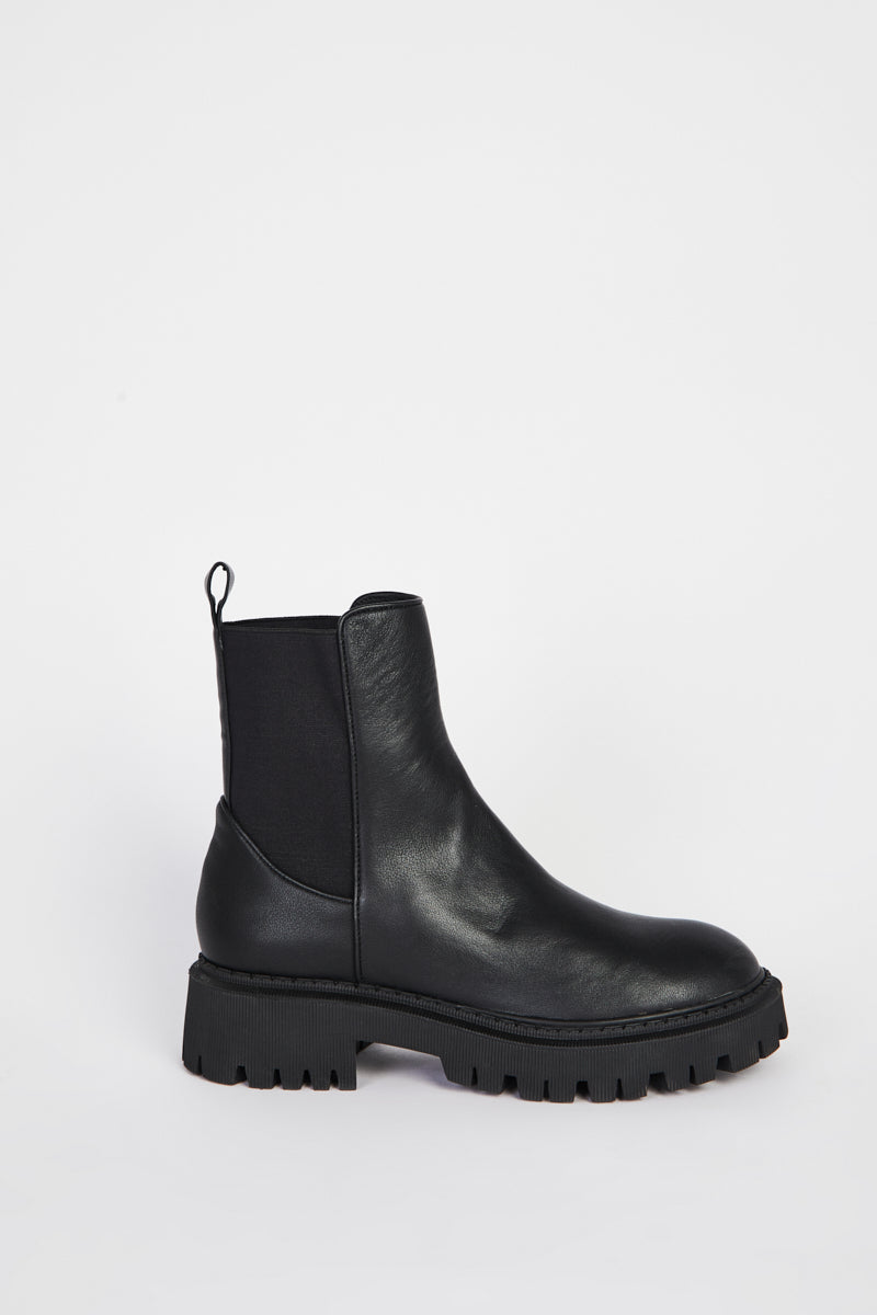 Guided Pull On Lug Sole Boot