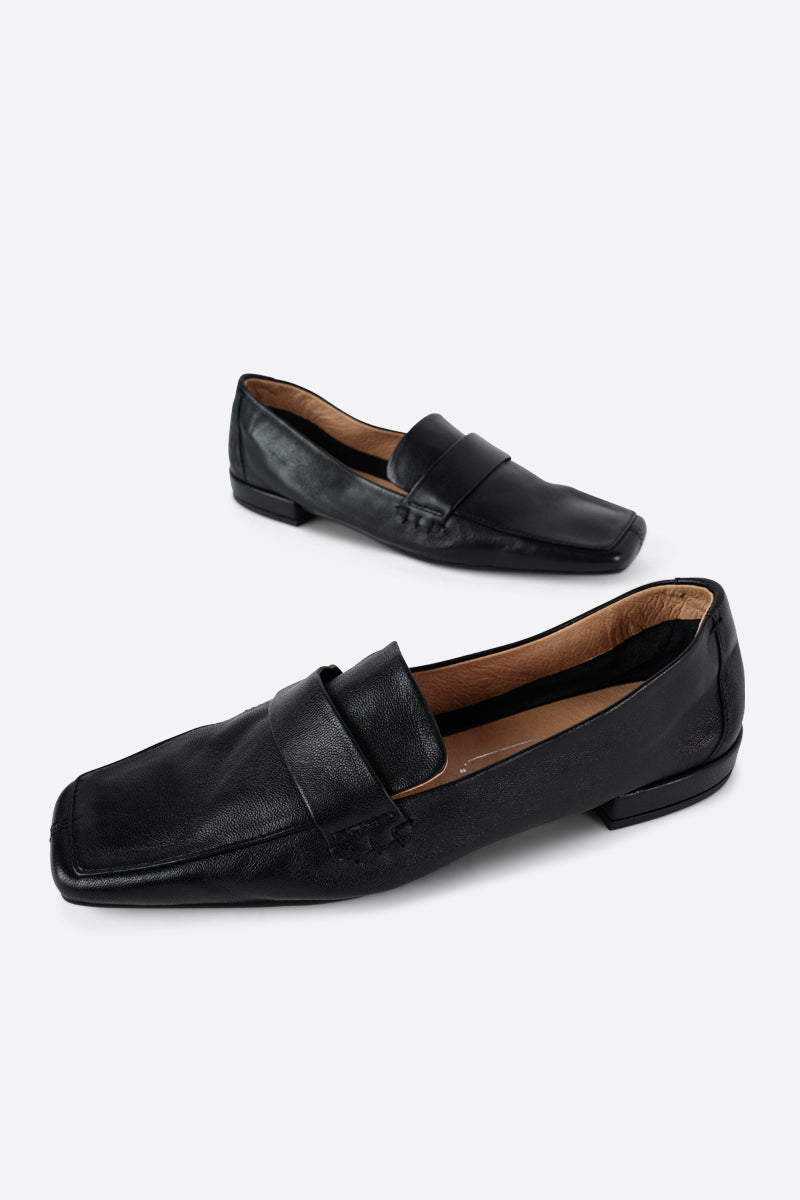 Intentionally Blank - Pinky Loafer - BLACK LEATHER