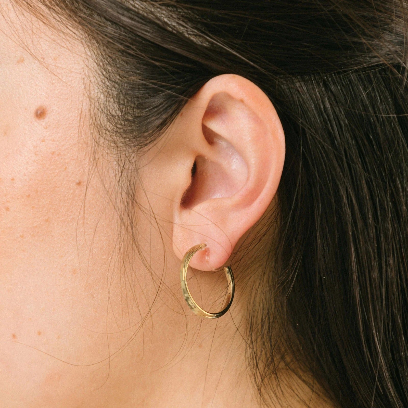 Aiori - Cassie Hoop Clip On Earrings - Gold -