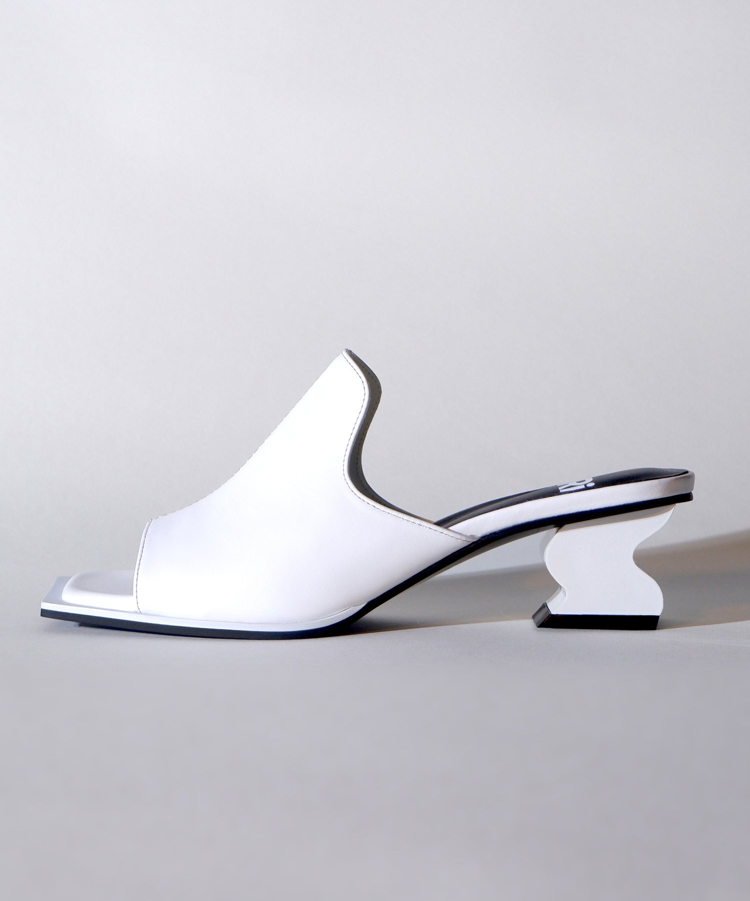 iRi REA WH0 White Open Toe Mule